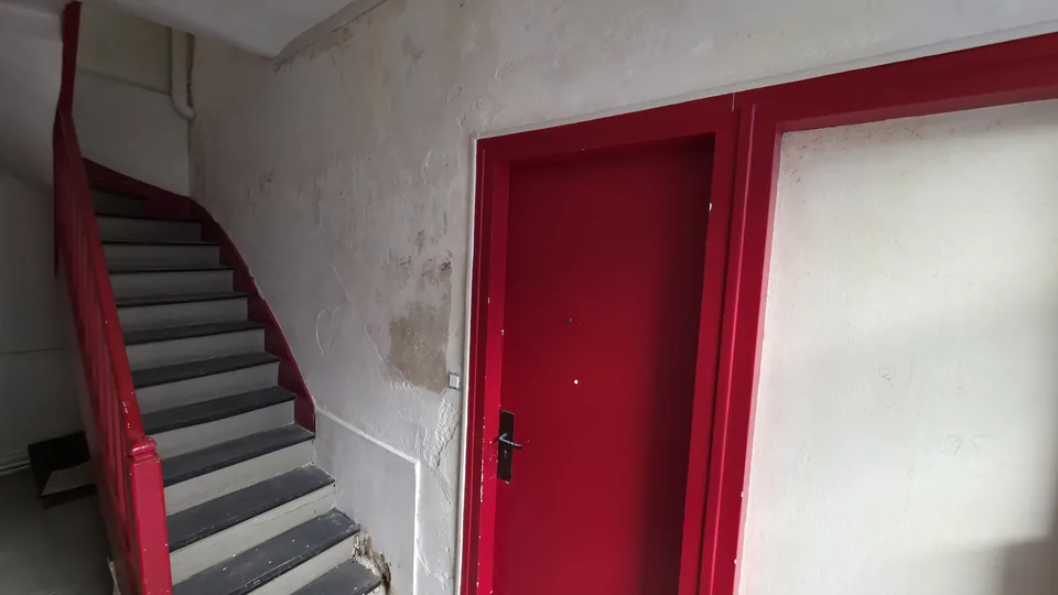 Dépose et préparation des murs d’une cage d’escalier