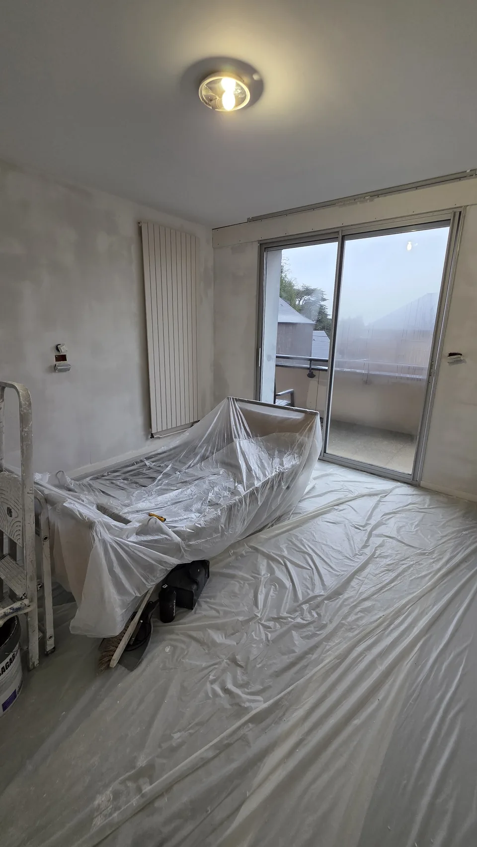 Chambre d’EHPAD protégée pendant les travaux de peinture