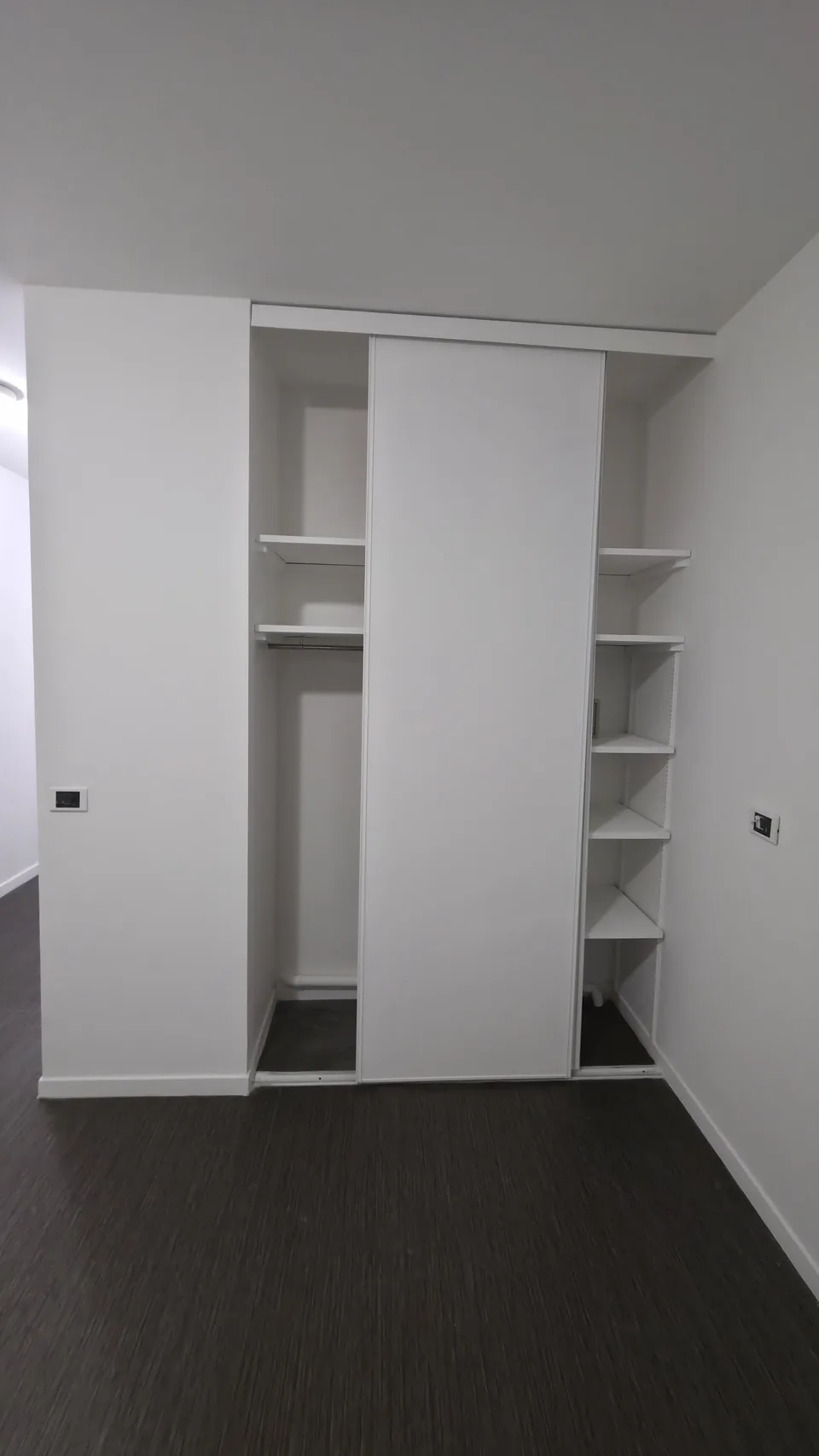Rangements intégrés remis en peinture dans une chambre d’EHPAD