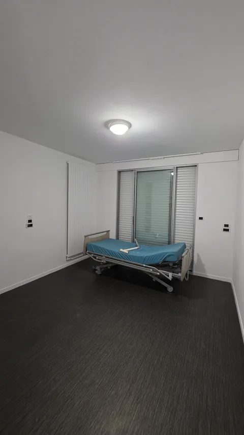 Chambre d’EHPAD rénovée, murs blancs uniformes et chantier rendu propre