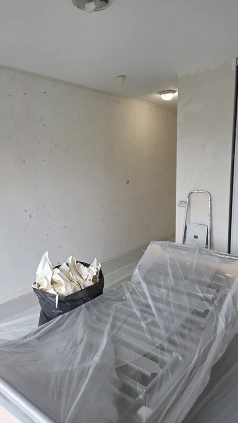 Murs de chambre d’EHPAD décapés et préparés avant remise en peinture