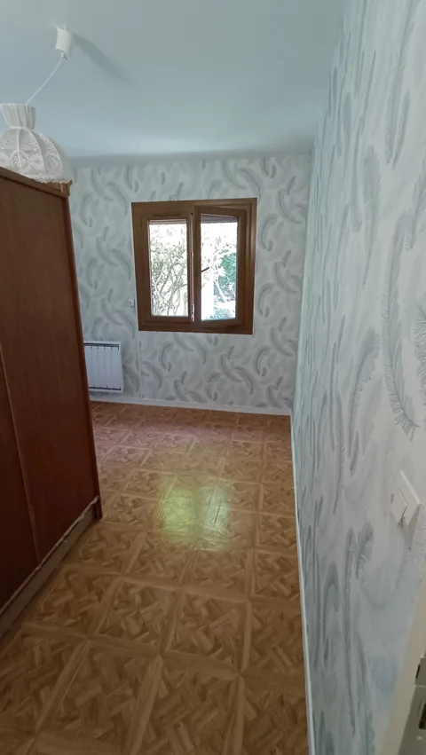 Pièce terminée avec papier peint à motifs continus sur tous les murs