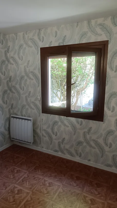 Papier peint posé avec finition nette autour de la fenêtre