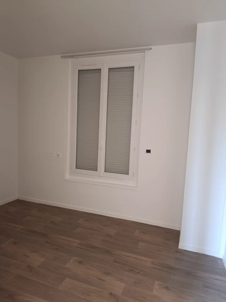 Mur, plafond et fenêtre aux finitions uniformes après intervention MSL