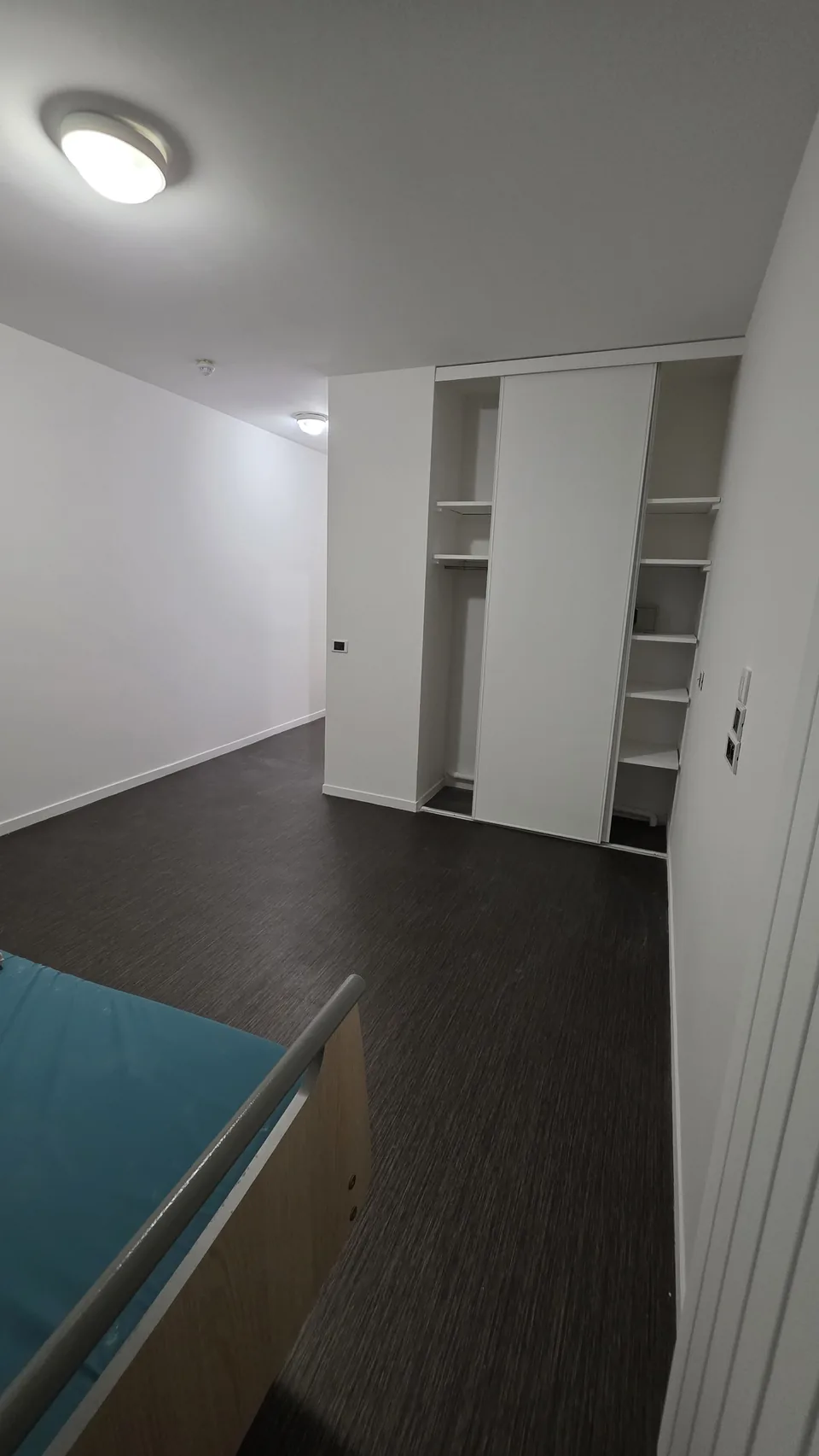 Chambre d’EHPAD terminée avec ses rangements intégrés après rénovation par MSL
