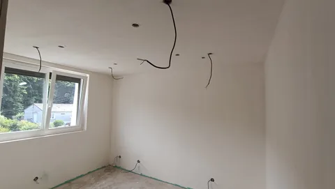Pièce vide après mise en peinture uniforme des murs et du plafond